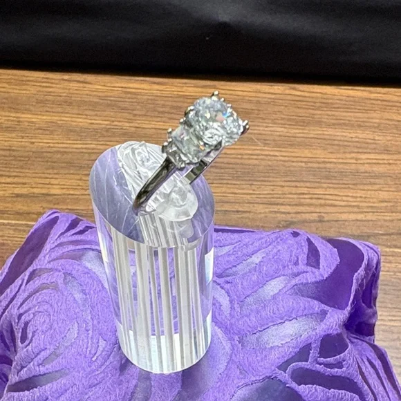 New Elegant Silver Tone Ring with Clear Stones - Picture 2 of 7